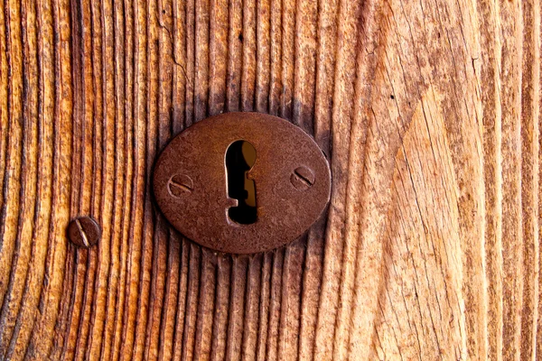 伊维萨岛传统生锈的铁关键孔 — 图库照片