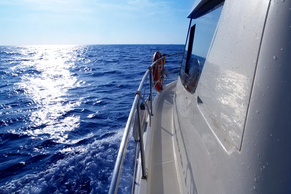 太阳反射蓝色的大海中航行的船侧 — 图库照片