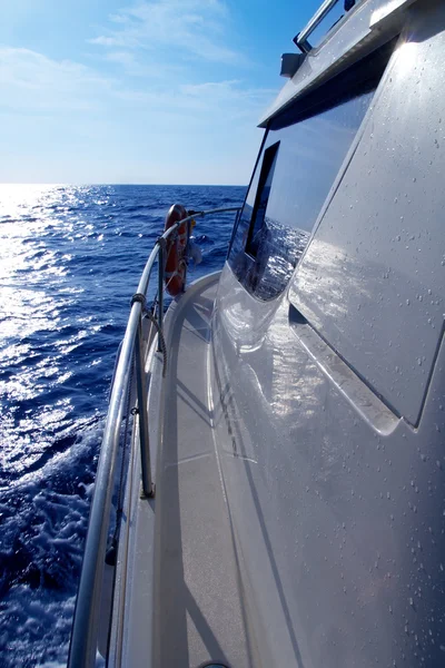 太阳反射蓝色的大海中航行的船侧 — 图库照片