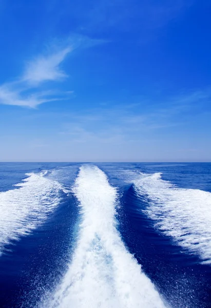 Barco despertar prop lavado en azul océano mar — Foto de Stock