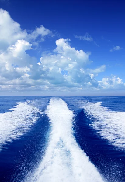 Barco despertar prop lavado en azul océano mar — Foto de Stock