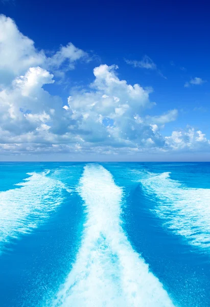 Човен розбудить пропан на бірюзовому морі — стокове фото