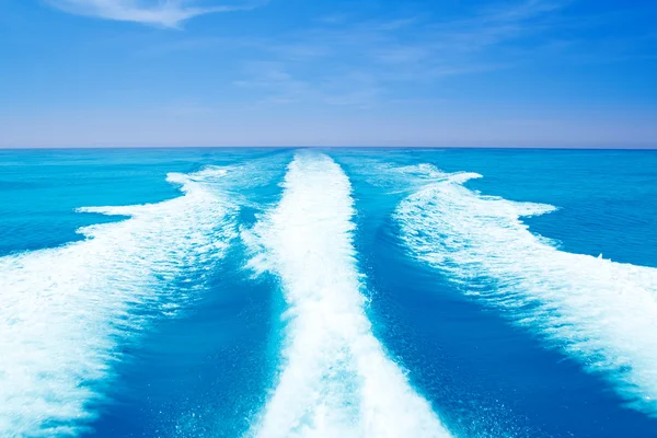 Barco despertar prop lavado en el mar turquesa —  Fotos de Stock
