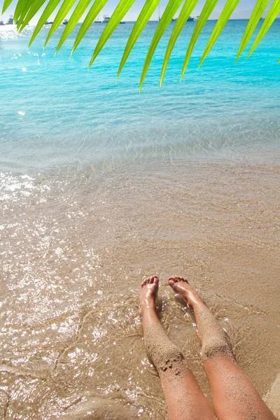 Kinderen meisje benen in zand strand kust — Stockfoto