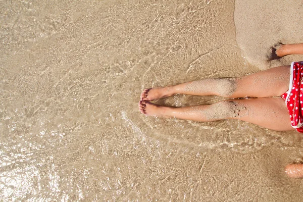 Çocuk kum plaj sahil kız bacaklar — Stok fotoğraf