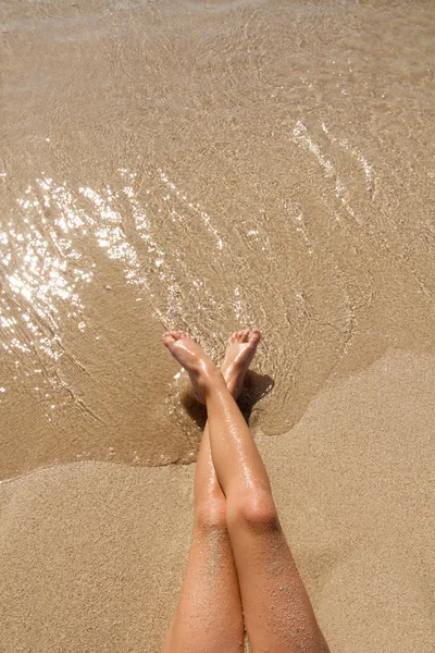 Barn tjej ben i stranden sand stranden — Φωτογραφία Αρχείου