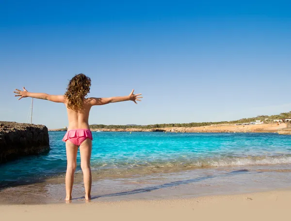 Ibiza cala conta plaży otwarte ramiona dziewczynka — Zdjęcie stockowe