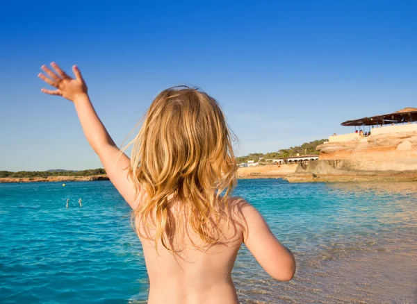 Ibiza cala conta kis lány üdvözlés kéz jel — Stock Fotó
