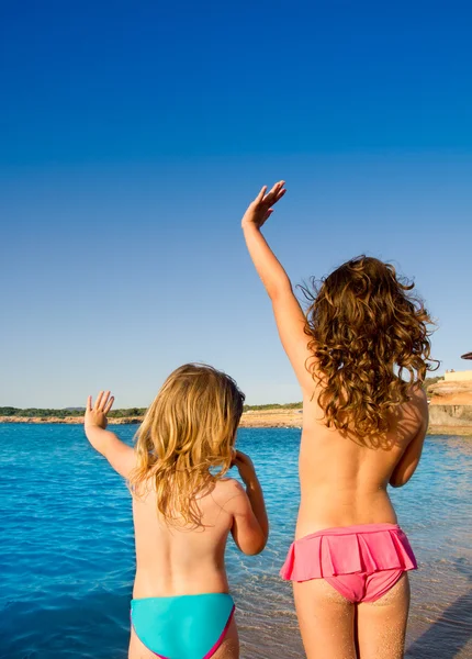 Ibiza cala conta küçük kızlar el işareti tebrik — Stok fotoğraf