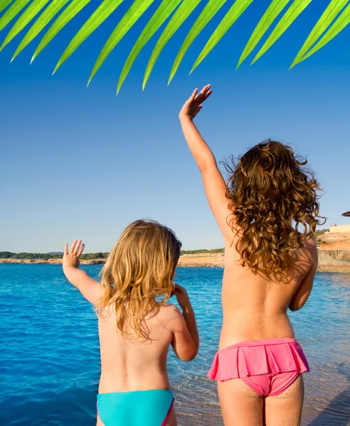Ibiza cala pri holčičky pozdrav rukou znamení — Stock fotografie