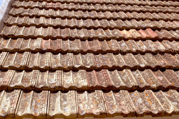 Hliněné dlaždice plochá střecha zvětrává v ibiza — Stock fotografie