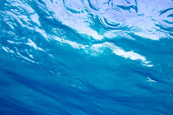 Superfície de água azul do mar subaquático — Fotografia de Stock
