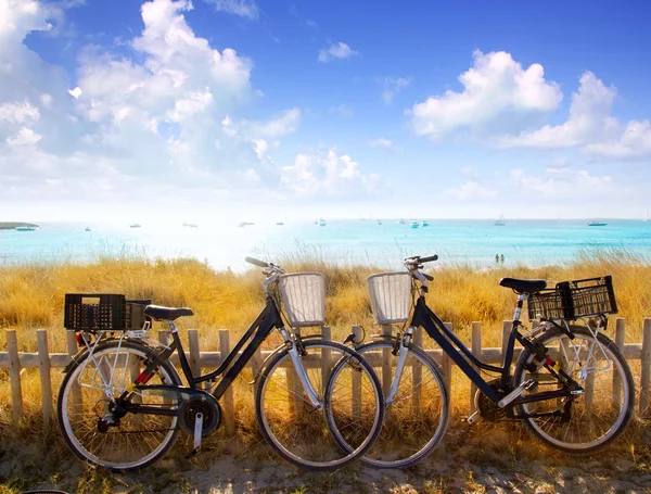 Paar parkt Fahrräder am Strand von Formentera — Stockfoto