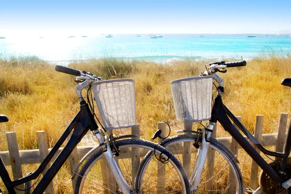 Bicycles couple parked in Formentera beach — Stock Photo, Image