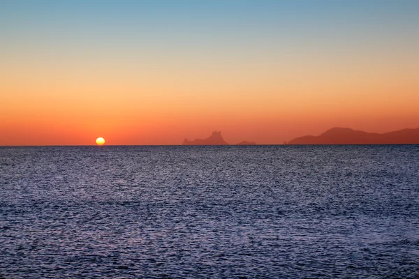 Coucher de soleil d'Ibiza depuis Formentera avec Es Vedra — Photo