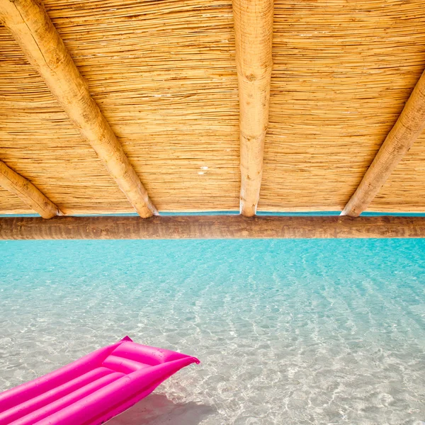 Тростниковая крыша с идеальным пляжем — стоковое фото