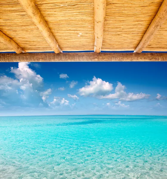 Очеретяний сонячний дах з тропічним ідеальним пляжем — стокове фото