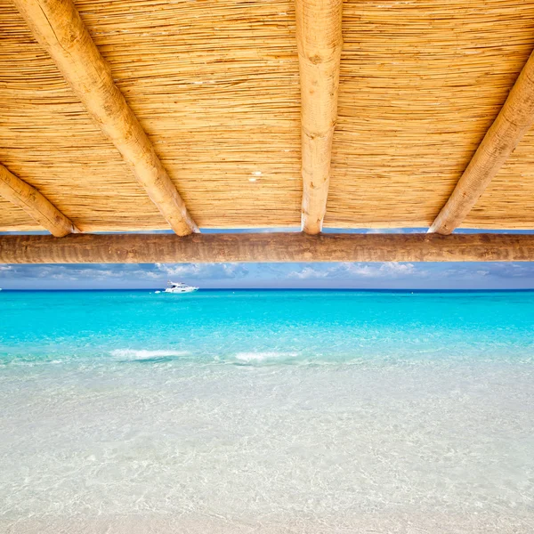 Tettuccio apribile canna con spiaggia tropicale perfetta — Foto Stock