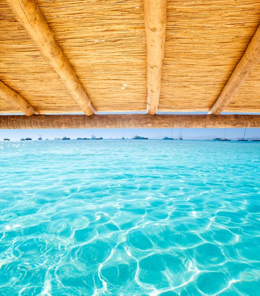 Techo solar de caña con playa tropical perfecta —  Fotos de Stock