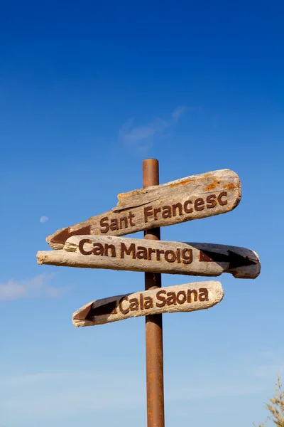 Formentera ahşap yol işaretleri sant francesc — Stok fotoğraf