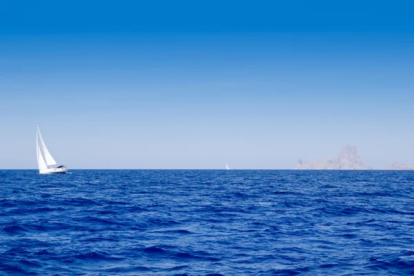 Ibiza Es Vedra y velero en azul mediterráneo — Foto de Stock