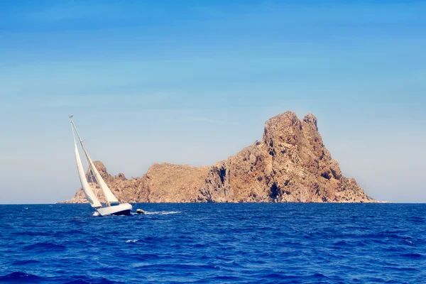 Ibiza veleiro na ilha Es Vedra — Fotografia de Stock