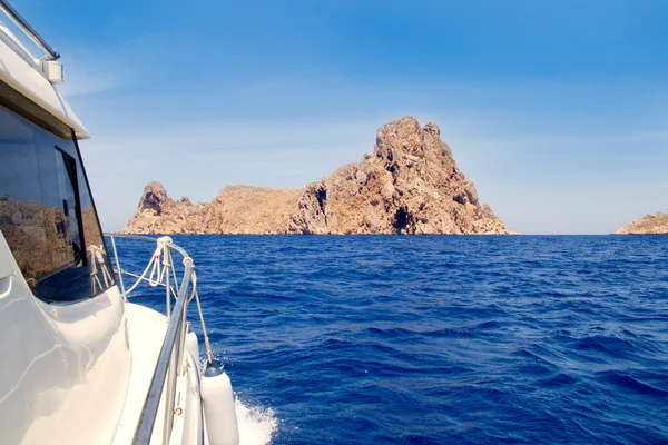 Ibiza jachta dosahující es vedra ostrov — Stock fotografie