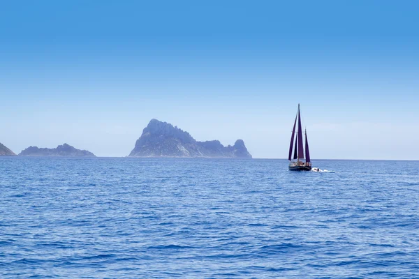 Ibiza červené plachty plachetnice v es vedra — Stock fotografie