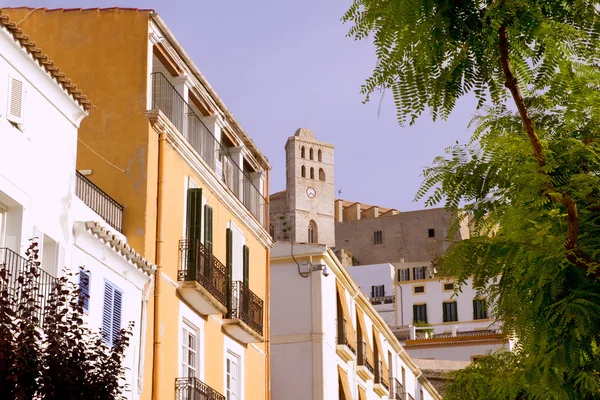Ibiza stad Ibiza hus och hig upp kyrka — Stockfoto