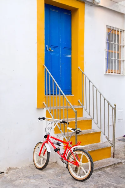 A kék ajtót lépcsősor Ibiza fehér homlokzat — Stock Fotó