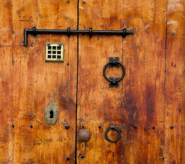 Aged old golden wood door from Ibiza — Stock Photo, Image