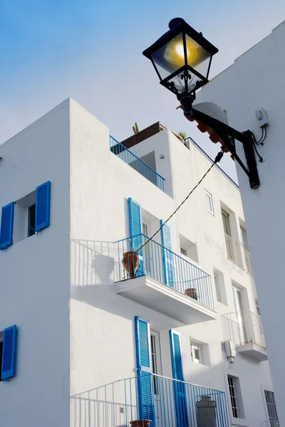 Ibiza cidade fachadas brancas de mediterrâneo — Fotografia de Stock