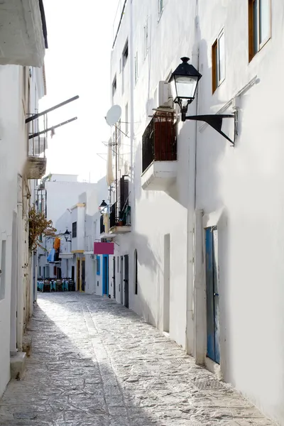 Ibiza centro da cidade casas brancas rua estreita — Fotografia de Stock
