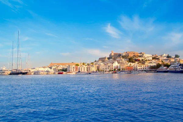 Город Ибица Эйвиса с голубым Средиземноморьем — стоковое фото