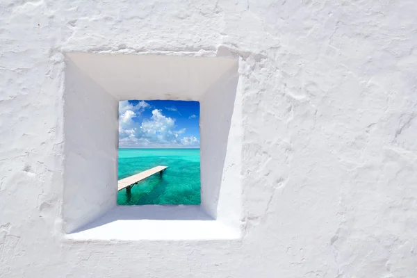 Ibiza Akdeniz beyaz duvar penceresi — Stok fotoğraf