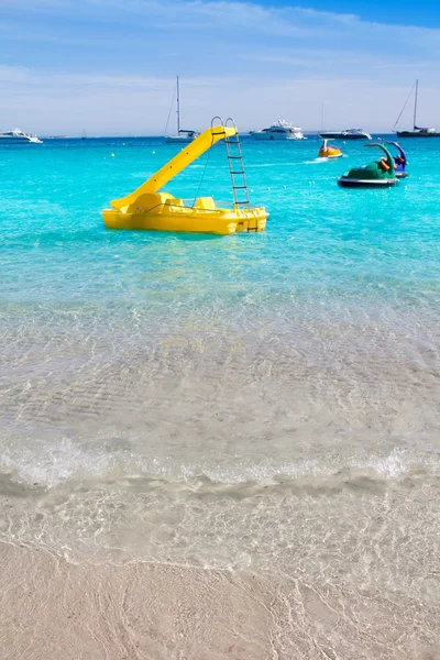 Stranden på Ibiza ses salines söder turkos — Stockfoto