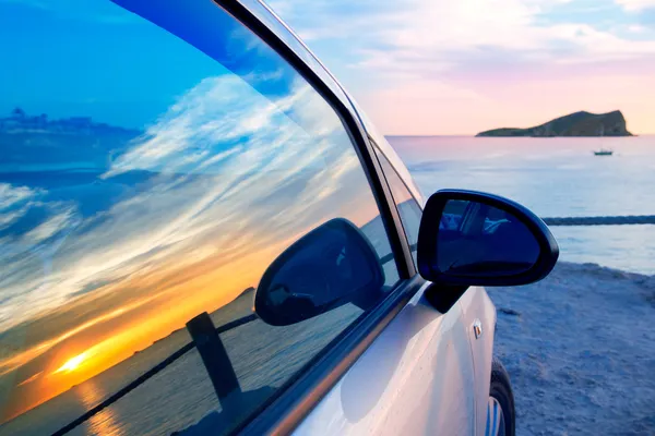 Ibiza cala Conta Conti в стекле автомобиля — стоковое фото
