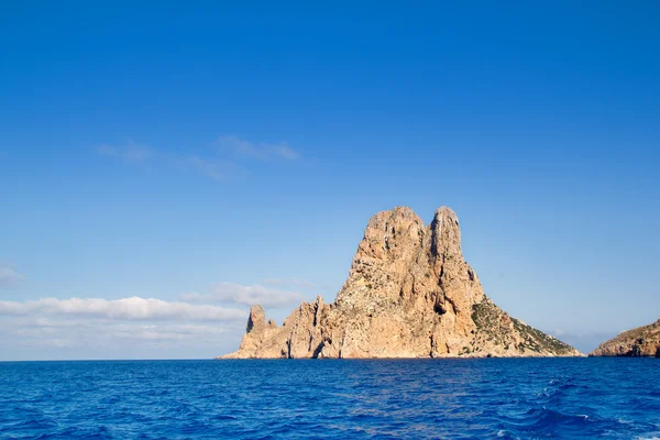 Визначної пам'ятки ES Vedra острівець острова Середземноморський blue — стокове фото
