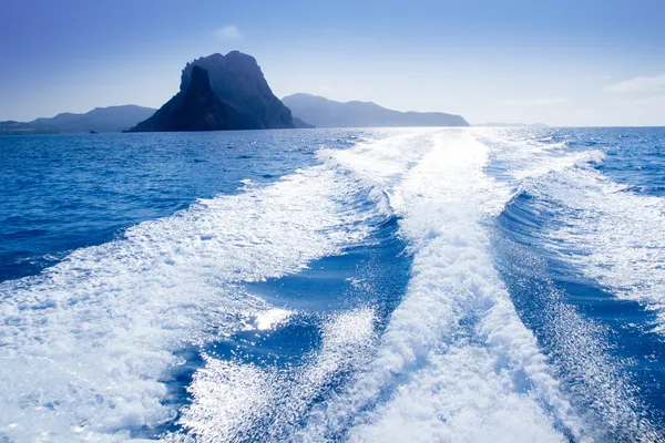 Es Vedra and Vedranell islands boat wake — Stock Photo, Image