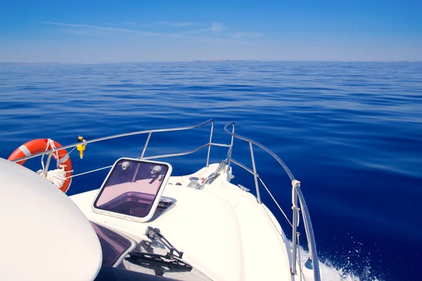Barco arco abierto ojo de buey vela azul mar tranquilo — Foto de Stock