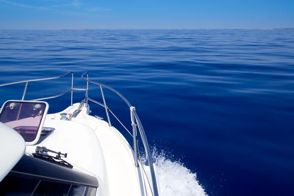 Barco arco abierto ojo de buey vela azul mar tranquilo — Foto de Stock