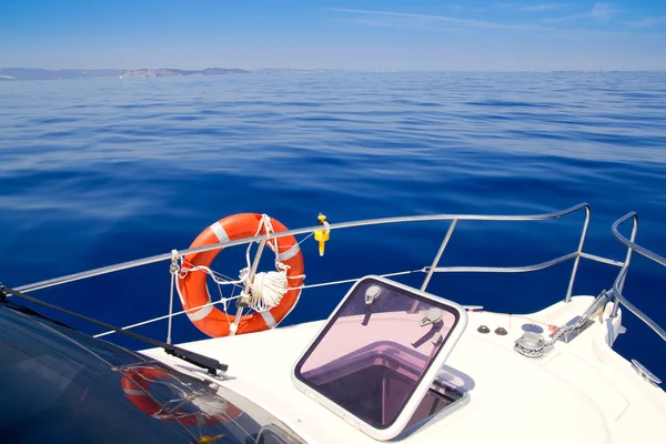 Barco arco abierto ojo de buey vela azul mar tranquilo —  Fotos de Stock