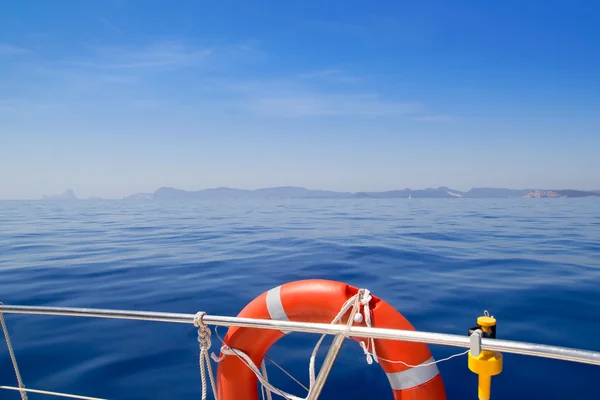 Лодка на Ибице с круглым красным спасательным буем — стоковое фото