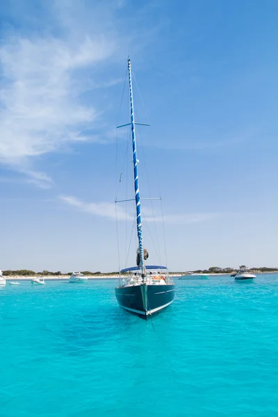 Sailboat in turquoise beach of Formentera — Stock Photo, Image