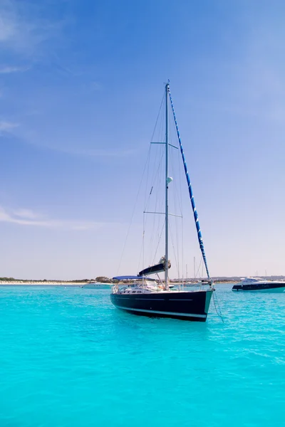 Segelboot am türkisfarbenen Strand von Formentera — Stockfoto