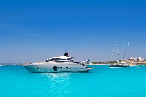 Yatch in turquoise beach of Formentera — Stock Photo, Image