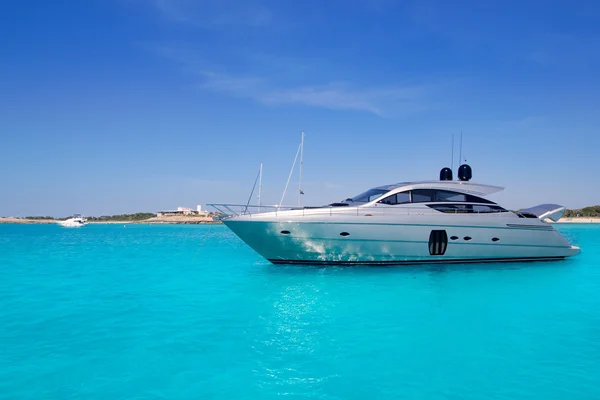 Yachthafen am türkisfarbenen Strand von Formentera — Stockfoto