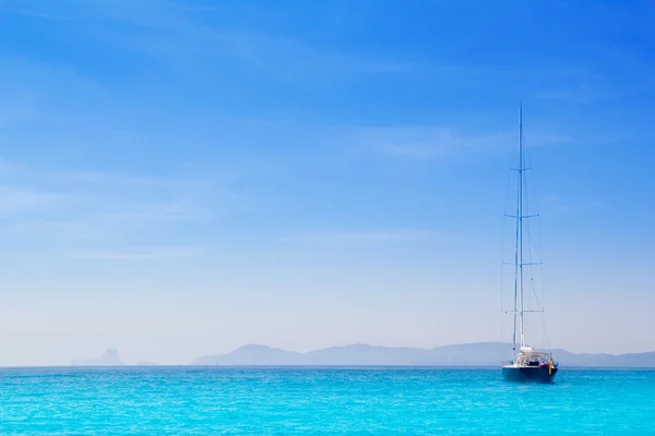 Ibiza bergen met zeilboot van formentera — Stockfoto
