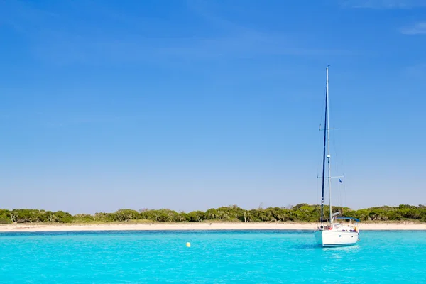 Voilier sur la plage turquoise de Formentera — Photo
