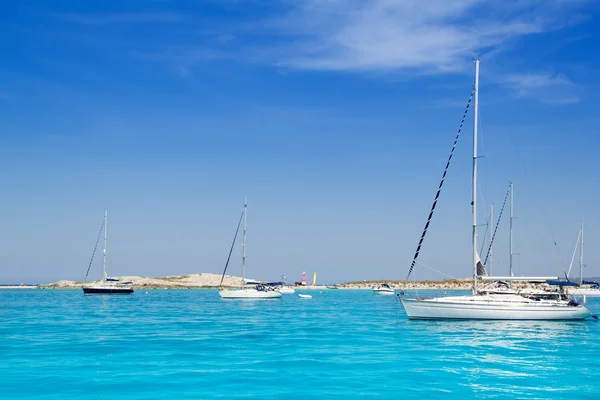 Jachty żaglowe w turkus plaży formentera — Zdjęcie stockowe